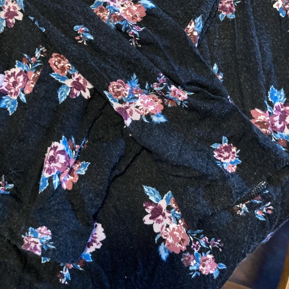 👚(bundle 4 items w/👚for $16) Pullover flowered top - Picture 7 of 8